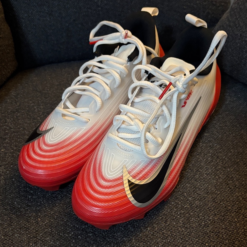 New! Nike soccer cleats size 8